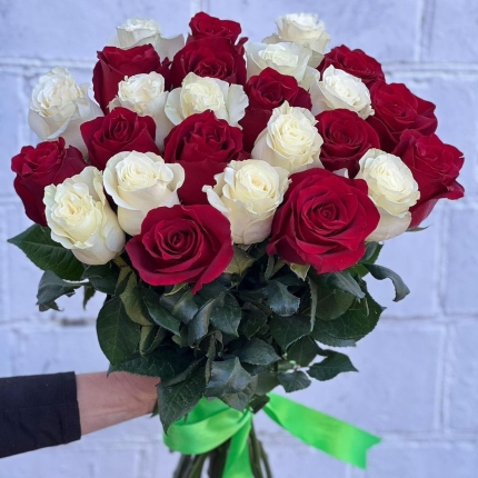 Букет «Баланс» из красных и белых роз - купить с доставкой в по Балашову